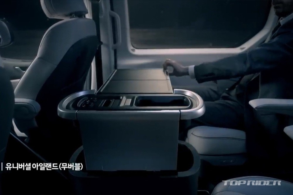 Cụm điều khiển trung tâm dành cho hàng ghế thứ 2 của Hyundai Staria Limousine 2021